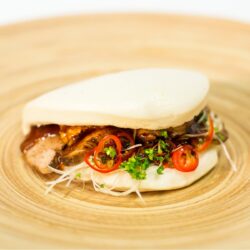 Bao frango japonês recheado com carne grelhada, legumes e molho