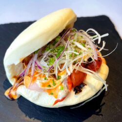 Bao japonês recheado com camarão, legumes e molho picante
