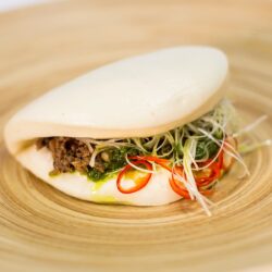 Bao spicy japonês recheado com carne, legumes frescos e molho