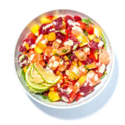 Midori – Taça com salmão, atum, manga, morango e tomate, molho ceviche e sésamo, kimuchi hon, raspas de limão e cebolinho.