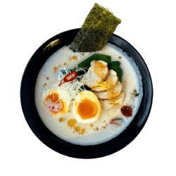 Ramen Paitan -Caldo de frango e miso, frango, ovo, pak choi e tomate