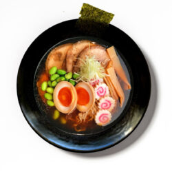 Ramen Naruto – Ramen com caldo chintan, shoyu dare, óleo de alho, chashu, ovo, bambu menma, narutomaki e edamame.