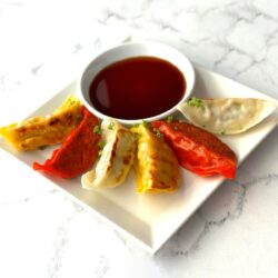 Seleção de gyozas variadas com opção de molho de sésamo no Restaurante Chirashi
