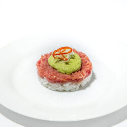 Tártaro – Tártaro de atum sobre arroz japonês, coberto com guacamole e malagueta fatiada.