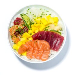 Chirashi Otaku com salmão, atum, queijo creme, manga e limão no Restaurante Chirashi