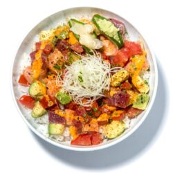 Chirashi Tayo ceviche com salmão, atum, abacate, maçã, gengibre, kimchi hon e molho ceviche no Restaurante Chirashi