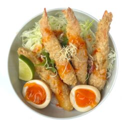Chirashi de camarão tempura com ovo, cebola crocante, sweet chilli e repolho no Restaurante Chirashi