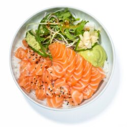 Chirashi de salmão goma com abacate e creme de sésamo no Restaurante Chirashi