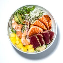 Chirashi tataki com salmão, atum, camarão, manga e molho ceviche no Restaurante Chirashi