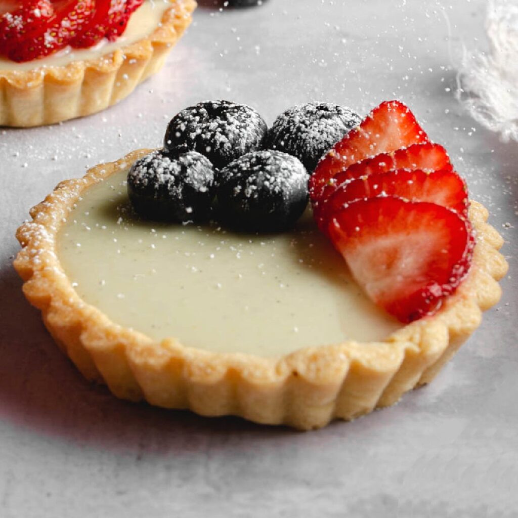 Our Tartlet Vegan caseira de leite condensado de coco, bolacha e fruta da época