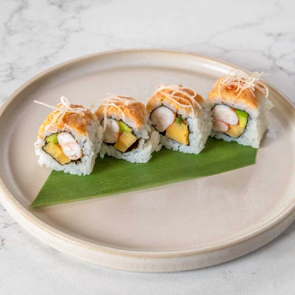 Rolo de camarão com arroz, abacate e cobertura ligeiramente tostada