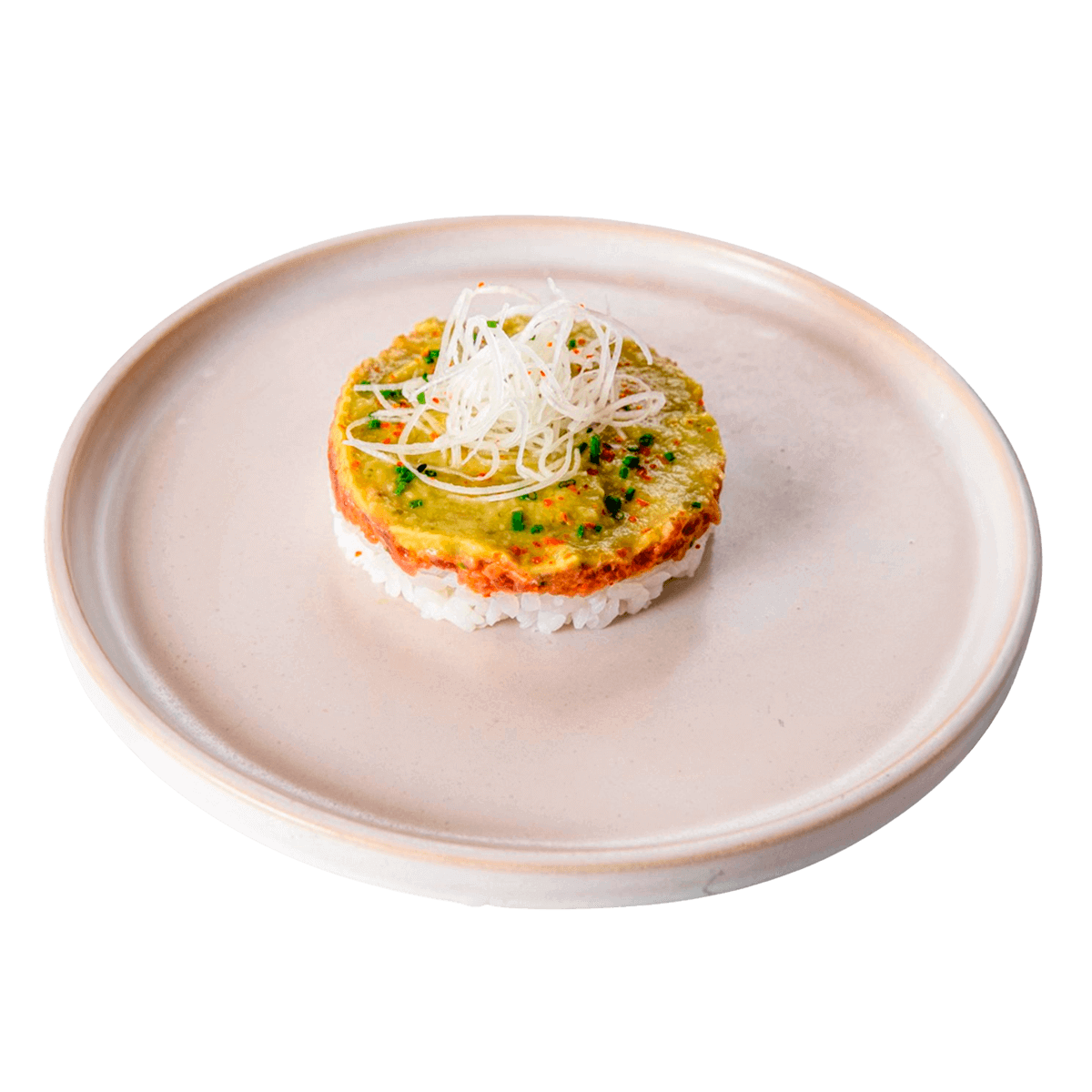 Tártaro de peixe servido sobre arroz de sushi, com cobertura cremosa e cebola branca laminada, apresentado em prato de cerâmica minimalista.