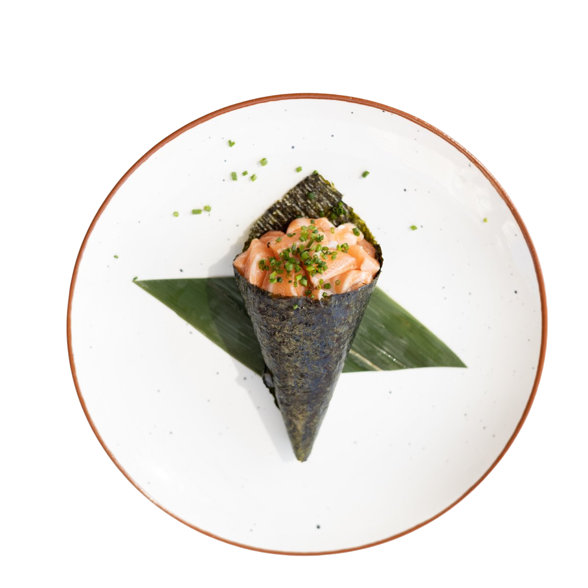 Temaki de salmão fresco envolvido em alga nori, servido em prato de cerâmica minimalista com folha decorativa.