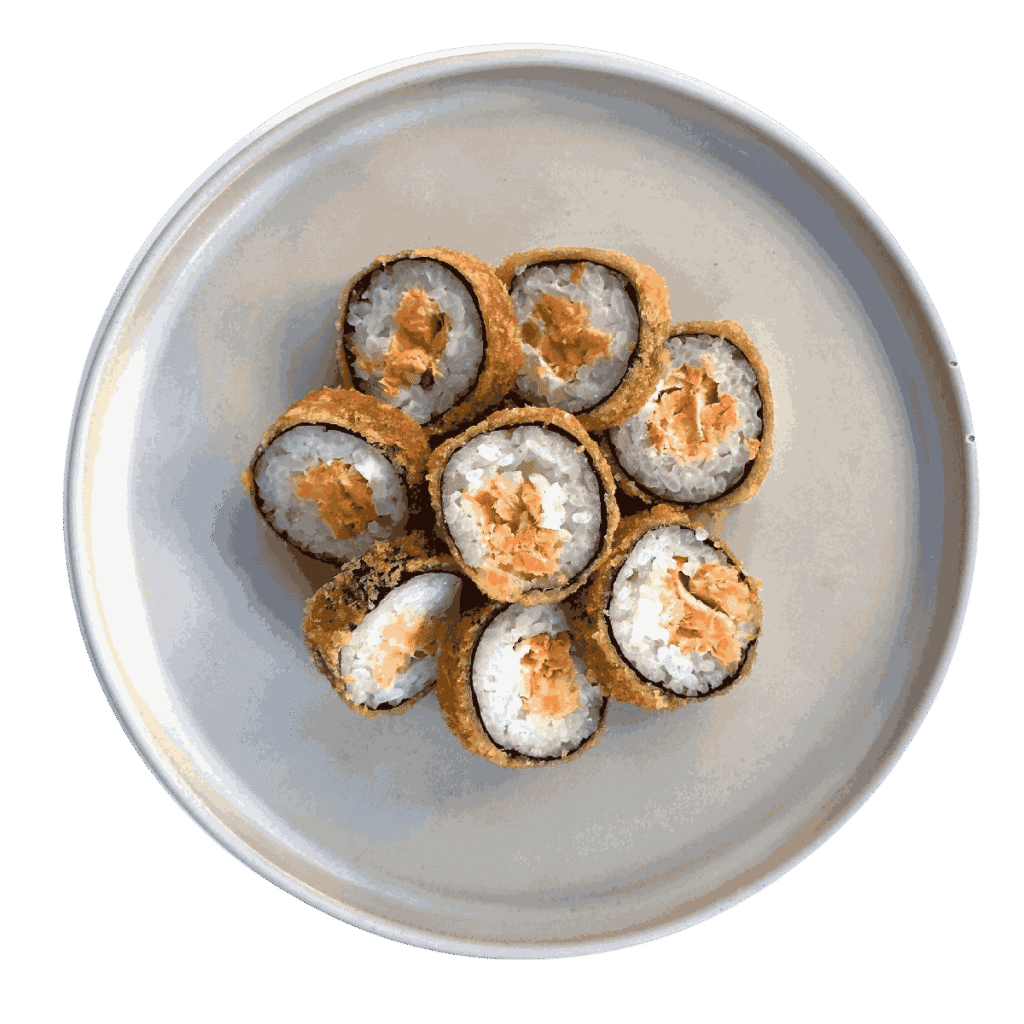 Hot roll de salmão servido em prato redondo com apresentação centralizada