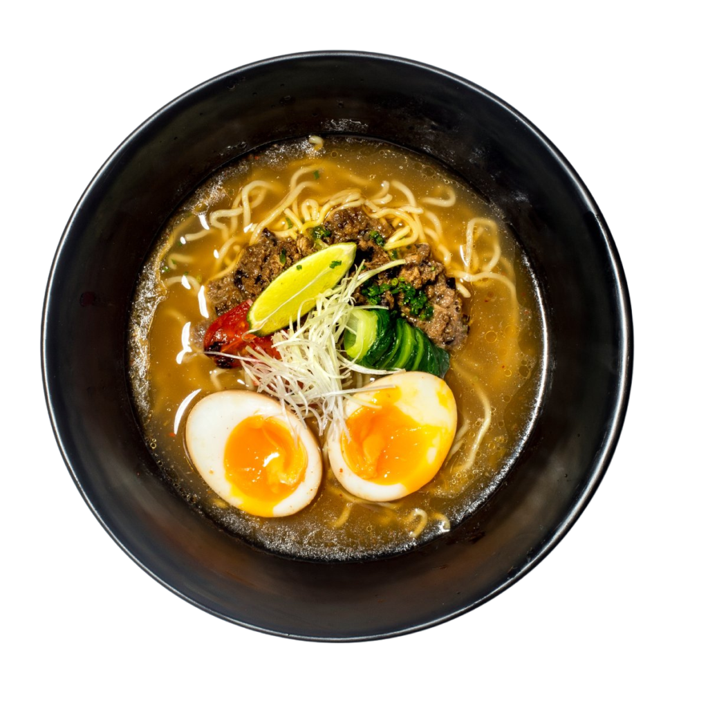 Ramen kimchi servido em taca preta com ovo marinado carne e caldo picante